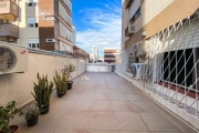 Apartamento Garden com 03 dormitórios no bairro Menino Deus. O imóvel possui 170m² de área privativa, cozinha americana, banheiro social, living, escritório com banheiro, área de serviço e sala com li