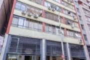 Sala comercial mobiliada e decorada no Centro de Porto Alegre. Totalmente reformada e mobiliada para escritório, split instalado, mesa e armários projetados, 1 banheiro, copa com armários, persianas i