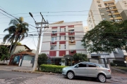 Amplo apartamento com cobertura que conta com aproximadamente 185m² privativos distribuídos em um amplo living, uma cozinha espaçosa com área de serviço, despensa e dependência de empregada e 3 dormit