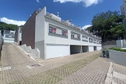 Casa em condomínio fechado, com área 273m² privativos.'Semi-mobiliada' com armários nas cozinhas(2), nos quartos, banheiros, dispensas/depósitos e área de serviço, em todas as peças contém a