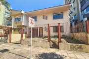 Excelente casa à venda em Porto Alegre, localizada no bairro Boa Vista. A casa possui 283m² de área privativa e 293m² de área total. Com 3 quartos, sendo 1 suíte, e 2 banheiros sociais. Conta com uma 