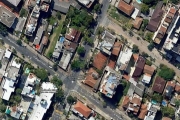 Terreno com chale de madeira no bairro Menino Deus em Porto Alegre Excelente terreno com 957 metros sendo 11,44mtsde frente por 66mts de profundidade. Ótima localização com fácil acesso às conveniênci