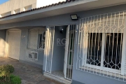 casa bem localizada proxima a rua campos velho e av. da cavalhada. contendo 3 dormitorios , 1 suite ,3 banheiros,2 salas e cozinha. vaga para 4 carros!!.