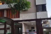 Apartamento de 2 dormitórios, suíte e vaga de garagem no Bairro Menino Deus.&lt;BR&gt;O imóvel é amplo e fica em área privilegiada do bairro; bem arejado e excelente solstício, com vaga de garagem esc