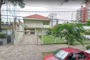 Excelente casa à venda, com 324m² de área privativa, 4 dormitórios, 4 banheiros sociais, 2 vagas de garagem, face do imóvel para o Andar Inteiro, salas espaçosas, estado de conservação ótimo. Não perc