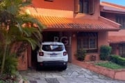 Casa em condomínio fechado, estilo sobrado, 3 dormitórios, 2 banheiros, cozinha, área de serviços com churrasqueira, living dois ambientes com lareira, porcelanato, 2 vagas de garagem, localizado no b