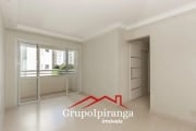 Apartamento com três quartos, incluindo uma suíte, varanda e uma vaga de garagem.