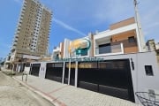 Sobrado Geminado em Mongaguá, bairro Jardim Aguapeú, Novo e com 3 suítes, lavabos e demais dependências, churrasqueira e piscina privativas!!