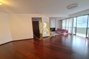 Apartamento com acabamentos sofisticados, localizado em Moema.