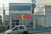 CASA COM PONTO COMERCIAL NA PARTE DEBAIXO .