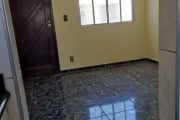 Apartamento com 2 dormitórios, com vaga de garagem, ótima localização, condomínio espaçoso com área verde