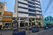 Apartamento à venda no Centro, 2 quartos sendo 1 suíte com armário.