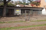 Casa Grande Antiga: 4 dormitórios, sendo 1 suíte, 4 banheiros, 2 churrasqueiras, 2 salas com lareiras, garagem para 4 veículos, pátio grande, piscina. bem localizado uma rua abaixo da Vicente monteggi