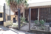 CASA PARA FINS COMERCIAIS OU RESIDENCIAIS ALUGUEL OU VENDA&lt;BR&gt;Ótima casa 4 quartos/dormitórios com 1 suíte, 4 vagas de garagem, no bairro petrópolis, próximo ao futuro shopping belvedere, muito 