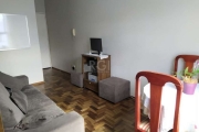 Vende-se apartamento desocupado de 3 dormitórios, ensolarado, sol norte, living amplo em 2 ambientes, cozinha, banho social reformado, área de serviço independente e 1 vaga de garagem rotativa. Prédio