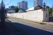 Terreno com estacionamento/garagem comercial. Ideal para construção.