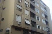 Vende-se amplo apartamento de 3 dormitórios, com dependência de empregada, área de serviço independente, banho social, cozinha reformada, ensolarado e 1 vaga de garagem.. Prédio com elevador, porteiro