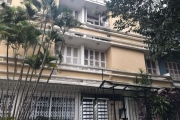 Apartamento 3 dormitórios,  transformado em  2 dormitórios, mas com fácil reversão, sendo uma suíte, todo reformado, hidráulica e elétrica novas, living com dois ambientes amplos e arejados, orientaçã