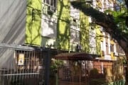 Apartamento com 2 dormitórios em excelente localização. Living 2 ambientes, cozinha e área de serviço separada, wc aux. Ed. Residencial localizado no Bairro Bom Fim, próximo ao Hospital Presidente Var