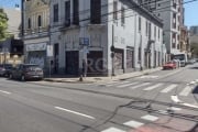 PRÉDIO COMERCIAL DE ESQUINA , NO BAIRRO BOM FIM.  COMPOSTO DE AMPLA  LOJA TÉRREA COM DUAS ENTRADAS PARA CLIENTES, MAIS 04 CORTINAS DE VISUALIZAÇÃO DE PRODUTOS PARA CLIENTES  e TRANSUENTES., COZINHA, B