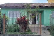 Casa  com 3 quartos  2  sala,  2 cozinha bem ampla , 2 banheiros e nos fundos um excelente espaço . A casa possui um ótimo pátio com árvores, vaga para 2 carros. Localizada próxima  Avenida Assis Bras