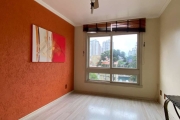 Apartamento semimobiliado de 42m², 1 dormitório, living para 2 ambientes, cozinha mobiliada, banheiro social e 1 vaga de garagem. Orientação solar Norte, com vista livre e arborizada.&lt;BR&gt;&lt;BR&