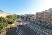 Apartamento amplo com 03 dormitórios, antigo com detalhes de época,  bem localizado, ensolarado pela manhã e à tarde, com vista permanente e ótima ventilação cruzada. Situado no 2º piso, &lt;BR&gt; Co