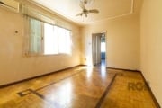 Excelente apartamento de frente com sacada, todo em parquet,  living 2 ambientes e split, cozinha c/ armários, área de serviço e dispensa, banheiro social c/ iluminação direta, amplos dormitórios,  um