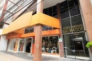 Sala comercial com 58,59 m² privativos, piso frio e  banheiro social, vão livre, 2 esperas para ar condicionado, acabamento em gesso.&lt;BR&gt;Localização privilegiada, no Centro da Cidade, edifício C