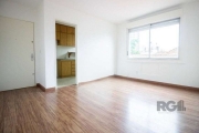 Apartamento  com 2 dormitórios,de frente, todo reformado,semi mobiliado, quartos com ar condicionado e  com armários, living 02 ambientes, cozinha com pia e armários, área de serviço separada, banheir