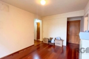 Vende apartamento bem iluminado com grande circulação de ar, 2 dormitórios, banheiro, hall de entrada, sala de estar/living, cozinha, área de serviço,  1 vaga de garagem, sendo que no imóvel ficam os 