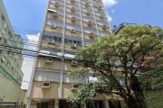 EXCLUSIVIDADE. Frente, espaçoso apartamento com 135 m2 privativos. Próximo ao Hospital Moinhos de vento, com muito sol, orientação norte/leste. 4 dormitórios (1 suíte master), banheiro social com opçã