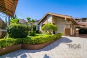 Casa de alvenaria com lindo jardim.&lt;BR&gt; Possuí dois dormitórios, living para estar e jantar, cozinha, banheiro social e lavanderia. &lt;BR&gt;Casa nos fundos de dois andares, com sala de Jantar,