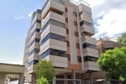 Vende-se apartamento reformado 2 dormitórios c/ suíte e vaga de garagem coberta, living em dois ambientes com sacada e churrasqueira, copa e cozinha, área de serviço separada, banheiro auxiliar.&lt;BR