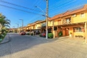 Casa em condomínio fechado, com 2 suítes, revestimento acústico no quarto, sacada frontal, casa modernizada e reformada, social amplo integrado (estar-jantar) churrasqueira, pátio com pergolado e font