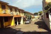 Casa sobrado em condomínio, com 3 quartos/dormitórios, 96 metros privativos, living 02 ambientes, cozinha americana com bancada de granito, banho social, banho auxiliar, área de serviço separada com c