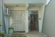 CASA COMERCIAL  E RESIDENCIAL - com dois pavimentos, 4 salas, ótima para consultório dentário  ou  escritório. Terraço com churrasqueira, ótima vista. Tem 1 vaga de garagem.&lt;BR&gt;Fica a  30 metros