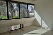 Sala comercial com 40m² de frente&lt;BR&gt;Dividida em 02 ambientes e lavabo.&lt;BR&gt;Vaga de elevador&lt;BR&gt;Prédio com portaria 24hs e elevadores.&lt;BR&gt;Desocupada, venha conhecer!