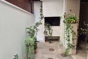 Apartamento Gardem, ótima localização, pertinho da Redenção! Com 02 dormitórios, sala, cozinha, área de serviço, banheiro social e auxiliar, amplo pátio com churrasqueira, terreo, com fácil acesso.  A