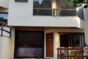 Casa em condomínio fechado no Residencial Cidade Jardim, bairro Nonoai, com 190m² de  área privativa,  impecável com excelente padrão de acabamento, a  entrada possui uma charmosa varanda; no piso do 