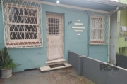 Sobrado com duas casas , com entradas individuais, ótima localização para fins comerciais e/ou Residenciais. Casas com Sala, 2 dormitórios, coz. e banheiro social. Pátio   com pequeno deposito. Examin