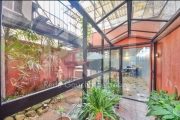 Excelente oportunidade de investimento! Conjunto/Sala à venda localizado na Rua Coronel Fernando Machado, no Centro Histórico de Porto Alegre. Com área privativa de 107m² e área total de 110m². Possui