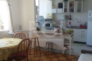 Apartamento arejado, 02 dormitórios ,sala para 2 ambientes, sala de jantar e sala de estar, cozinha americana, área de serviço separada, banheiro social, ótima posição solar, 1 lance de escada, nas im