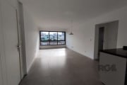 Apartamento de 2 suites com churrasqueira e vaga para dois carros, bairro Petrópolis!&lt;BR&gt;&lt;BR&gt;Andar alto, muito sol e ventilação! Cozinha integrada ao living, lavabo. São duas suites, banhe