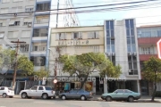 Vende ótimo apartamento amplo de 3 dormitórios , living, banheiro social, cozinha, área de serviço, banheiro auxiliar, água quente. .Reformado. Apartamento atualmente com inquilino valor de Aluguel de