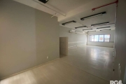 SALA COMERCIAL COM 39m² PARA VENDA, COM DIVISÓRIAS E 1 BANHEIRO. &lt;BR&gt;CONDOMINIO COM PORTARIA, 2 ELEVADORES, HALL DE ENDRADA, GARANTINDO CONFORTO E SEGURANÇA. LOCALIZADO NA CIDADE BAIXA, NA RUA D