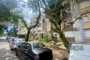 Excelente apartamento no bairro Menino Deus, 3 quartos transformados em 2 dormitórios, sendo 1 suíte, 1 banheiro social, cozinha com móveis planejados, área de serviço, ficam os móveis sob medida,  am