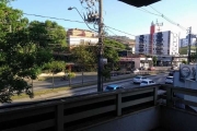 Casa comercial com duas construções:  Casa da frente comercial com 01 loja locada, sacada, terraço, churrasqueira e uma vaga, 05 apartamentos funcionais. Pavilhão climatizado nos fundos, banheiro. Pát