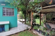 Casa com pátio extenso no bairro Vila Nova. &lt;BR&gt;03 dormitórios, living 02 ambientes com lareira, banheiro, cozinha, área de serviço, para 01 carro coberta  e na parte externa da casa  14 carros.