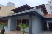 Casa com 04 dormitórios, 06 vagas de garagem, edícula, no Bairro Jd. Itu.&lt;BR&gt;&lt;BR&gt;Casa de 2 andares recém reformada composta de: &lt;BR&gt;- Andar inferior ampla sala de estar, 01 dormitóri